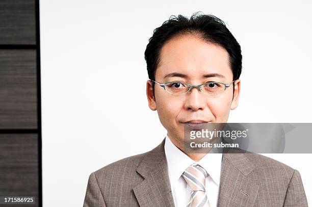 zuversichtlich männliche japanischen geschäftsmann - male portrait suit and tie stock-fotos und bilder