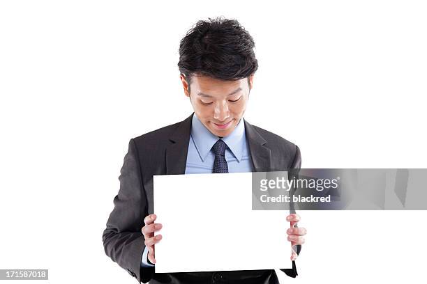 asian empresario sosteniendo un cartel en blanco - person holding blank sign fotografías e imágenes de stock