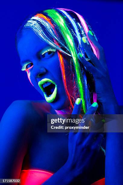 schreien frau porträt mit glühend multi farbige haar - neon fluorescent hair stock-fotos und bilder