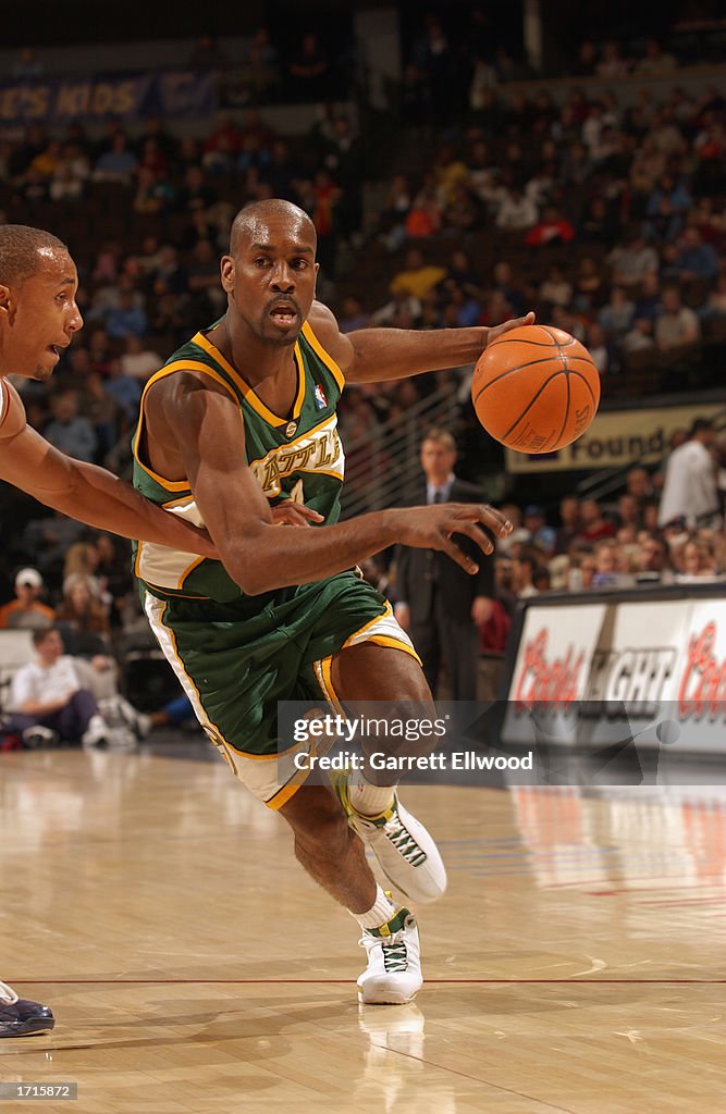 Gary Payton drives