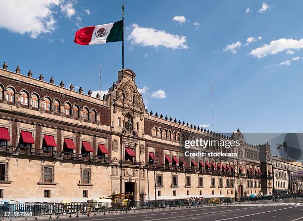 palacio nacional, mexico city - regierungsgebäude fahnen stock-fotos und bilder