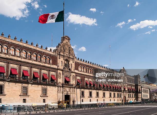 le palacio nacional, mexico city - zocalo mexico photos et images de collection