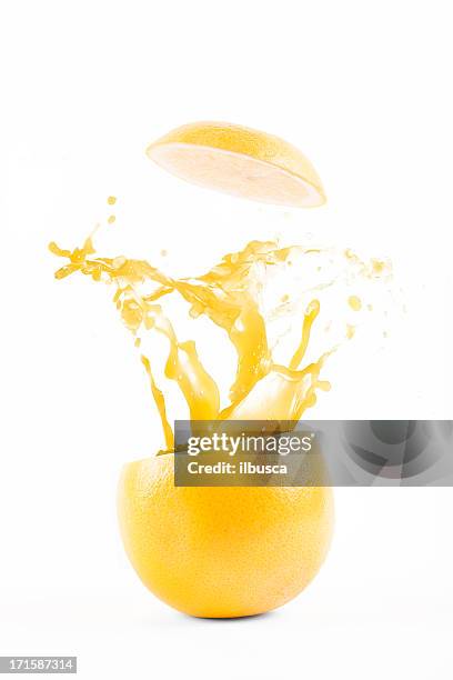 grapefruit explosion juice splash - splash jus d'orange stockfoto's en -beelden