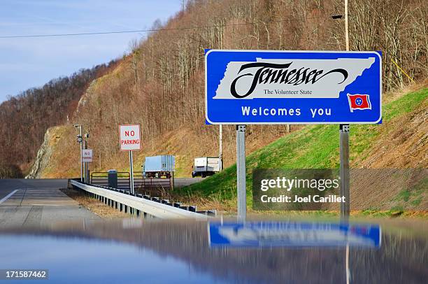 tennessee willkommen zeichen in sam's gap, auf der i-26 - tennessee welcome sign stock-fotos und bilder
