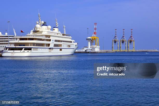 sultan von oman hauptyacht, die al said - hafenkontrollturm, kreuzfahrtterminal und kräne, port sultan qaboos, maskat, oman - hafenkontrollturm stock-fotos und bilder