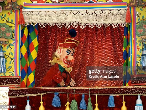 punch and judy stall, jersey. - poppenspeler stockfoto's en -beelden