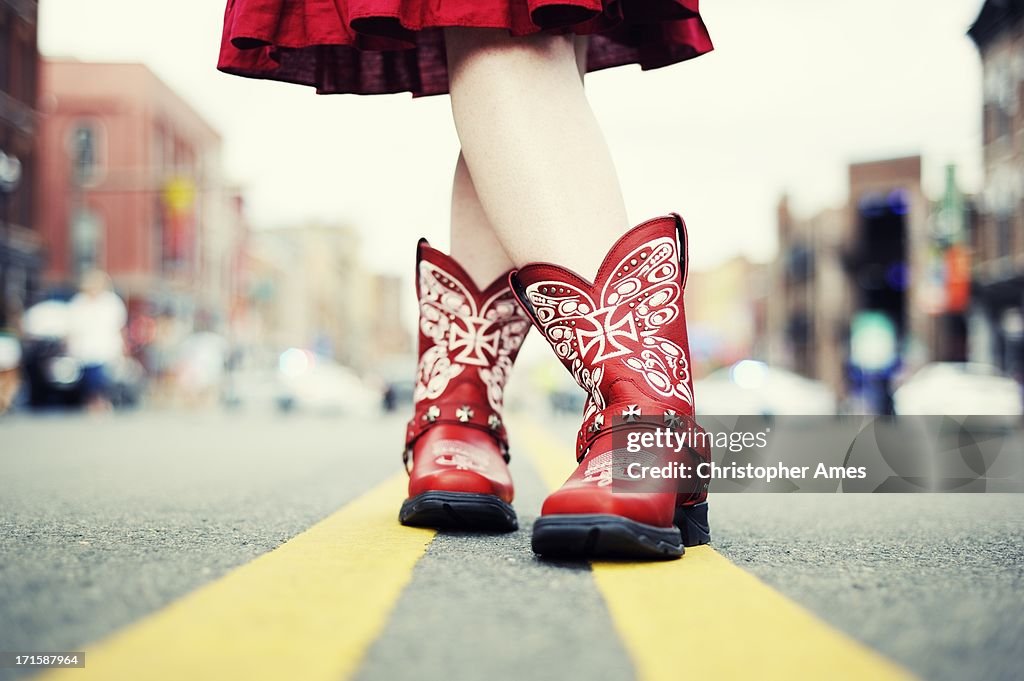 Cowgirl rossa stivali nel Road
