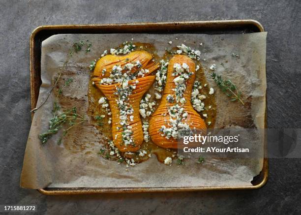 hasselback butternut squash - griekse gerechten stockfoto's en -beelden