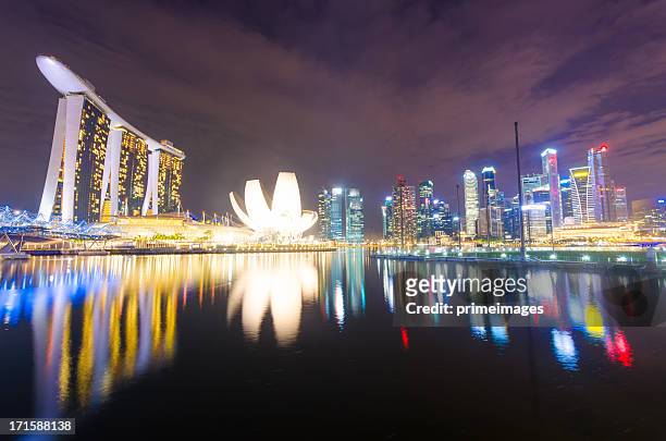 singapore skyline de noche con reflejo en río - marina bay sands fotografías e imágenes de stock