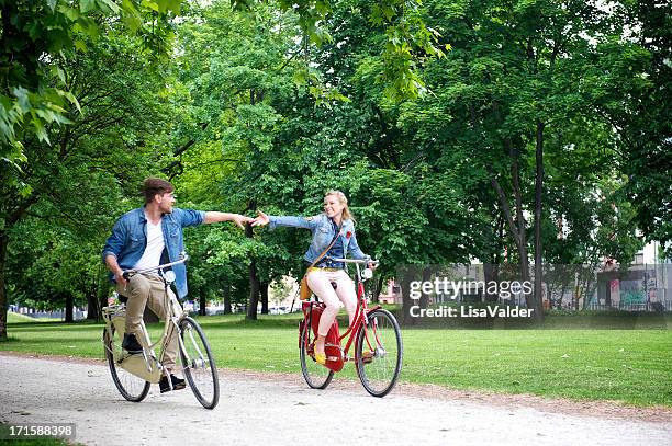 junges paar in liebe - fahrrad grün stock-fotos und bilder