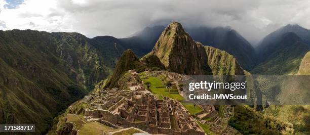 machu picchu und der umgebung panorama - berg huayna picchu stock-fotos und bilder