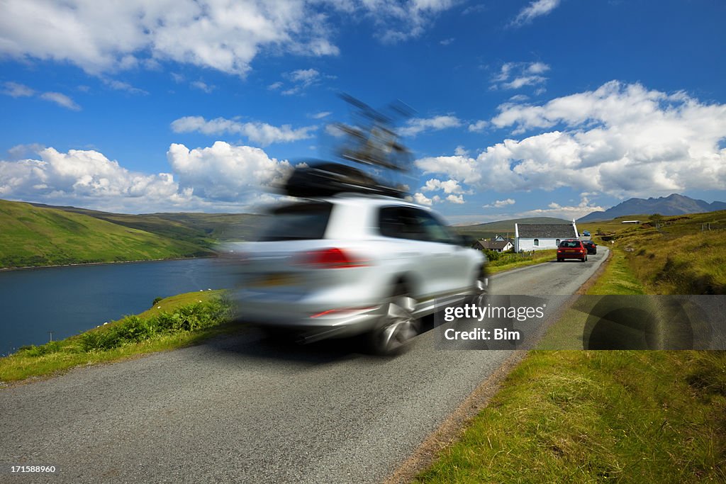 Auto fahren mit dem Fahrrad auf dem Dach, Isle of Skye, Schottland