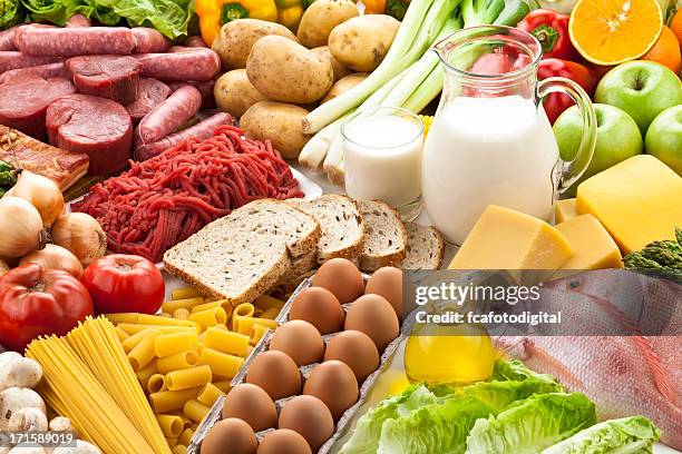 tabla equipada con diferentes tipos de alimentos - carbohidrato fotografías e imágenes de stock