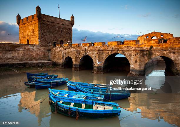 essaouira, marokko: bergkette the ramparts der skala de la ville - essaouira stock-fotos und bilder