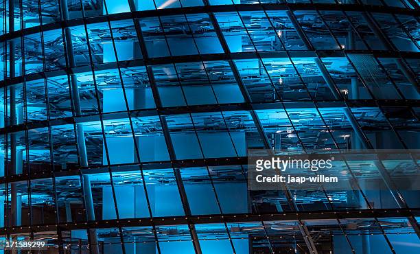 blau beleuchtete high-tech-büro - bank exterior stock-fotos und bilder