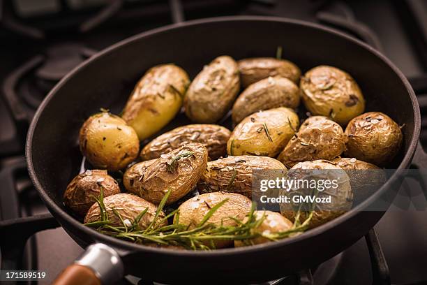 roast potatoes - nieuwe aardappel stockfoto's en -beelden