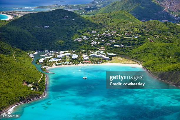 vista aérea de un complejo turístico en st.martin, al estilo de las indias occidentales francesas - isla de san martín fotografías e imágenes de stock