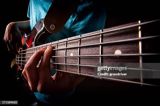 guitarra baja jugador - instrumento de cuerdas fotografías e imágenes de stock