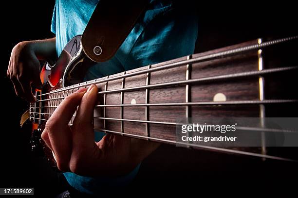 bass guitar player - snaarinstrument stockfoto's en -beelden