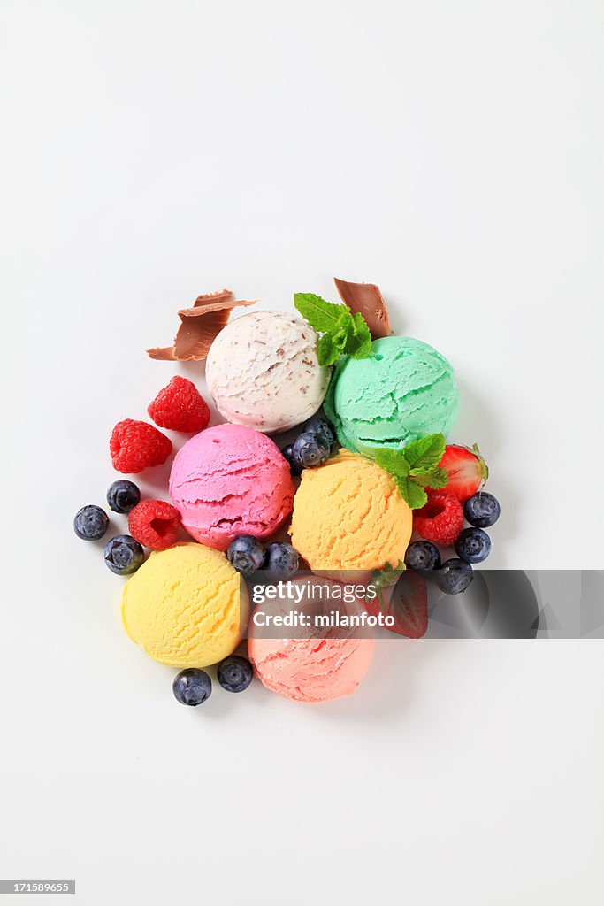 6 scoops のフルーツ icecream 白で分離