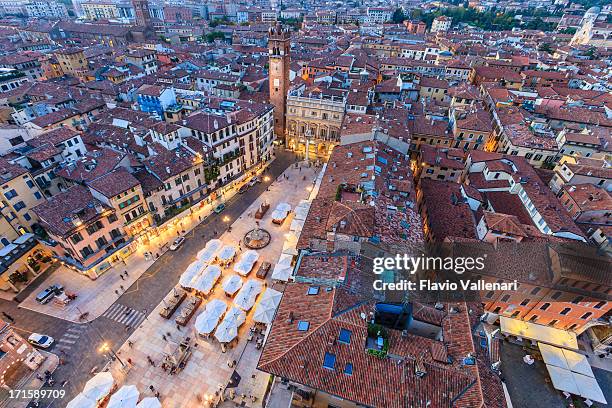 praça delle erbe, verona - verona imagens e fotografias de stock