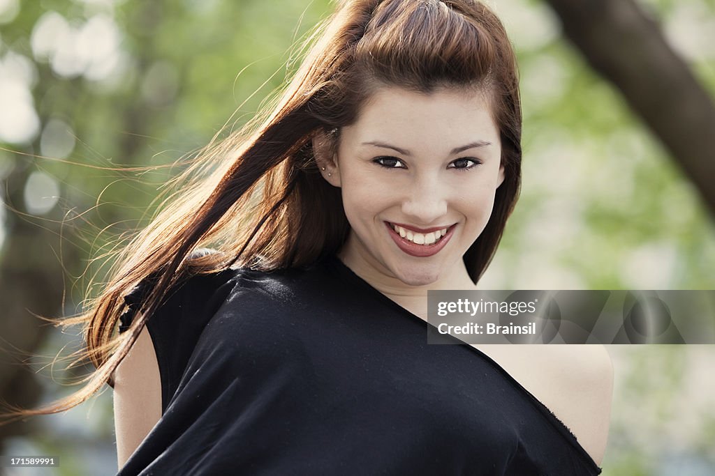 Mulher jovem feliz ao ar livre