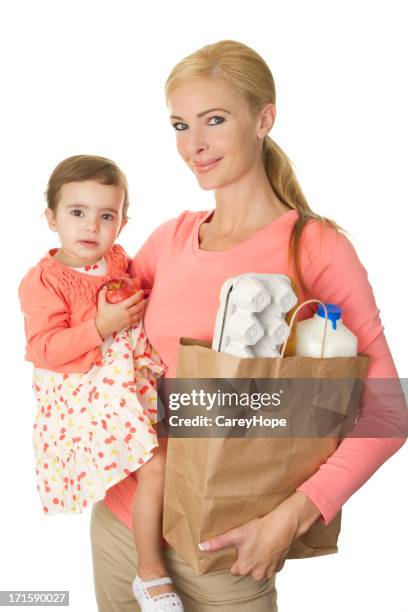 mutter und kleinkind im supermarkt - mom buying milk stock-fotos und bilder