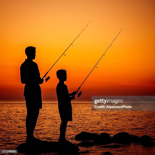 ragazzi sono pesca al tramonto-v - great lakes foto e immagini stock