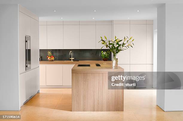 high quality modern kitchen - kookeiland stockfoto's en -beelden