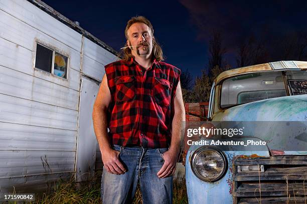 robuste guy redneck mit vokuhila - hillbilly stock-fotos und bilder