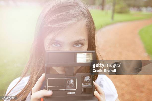 mädchen mit der alten kamera - girls flashing camera stock-fotos und bilder