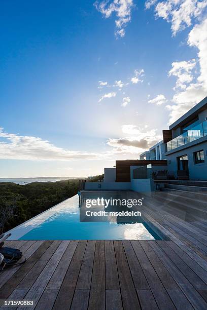 luxury villa pool deck - villa pool stockfoto's en -beelden