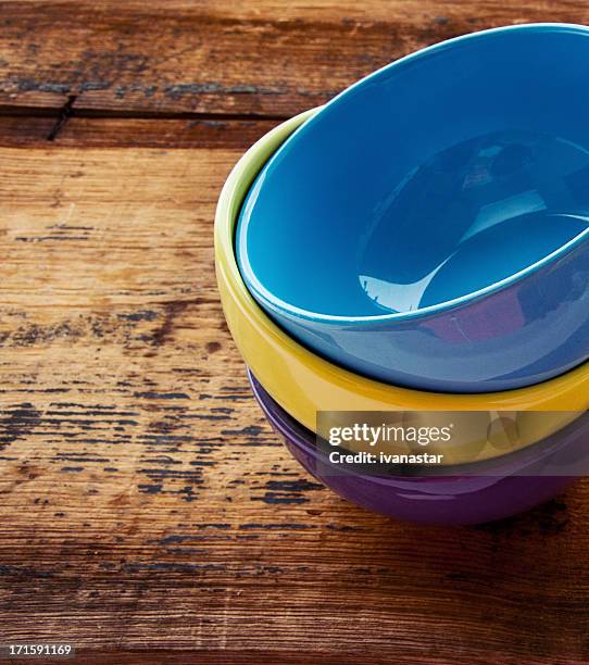 ciotole di ceramica colorfull sul vecchio tavolo di legno - ciotola vuota foto e immagini stock