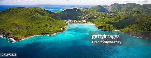 vue aérienne du port de plaisance et à st.martin de villégiature - caraïbéen photos et images de collection