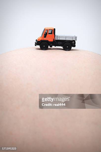 close-up de um grávida com a barriga caminhão - real body - fotografias e filmes do acervo