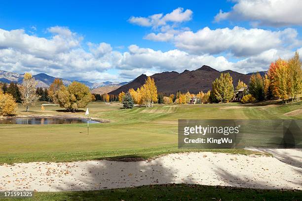 campo de golfe no outono - sun valley - fotografias e filmes do acervo