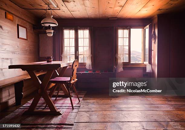 schweizer kabine esszimmer innenraum gegenlicht - blockhütte stock-fotos und bilder