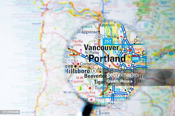 ciudades con lupa en mapa: de portland - oregón estado de los ee uu fotografías e imágenes de stock