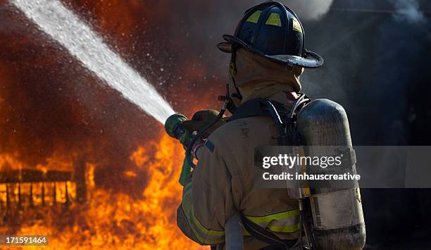fireman'éteindre un incendie de la chambre - pompier photos et images de collection