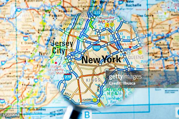 città sotto la lente di ingrandimento sulla mappa: new york - new york stato foto e immagini stock