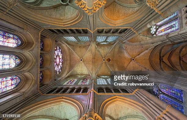 conceptual simetría de notre-dame de reims, francia bóveda de estilo catedral - reims cathedral fotografías e imágenes de stock