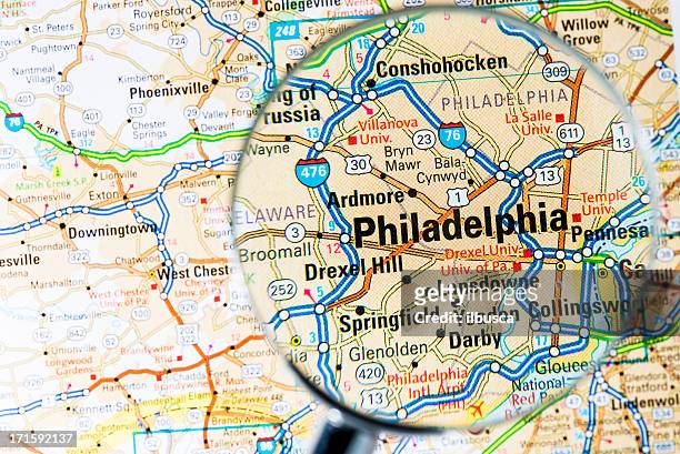 städte unter der lupe auf der karte: philadelphia - philadelphia pennsylvania map stock-fotos und bilder