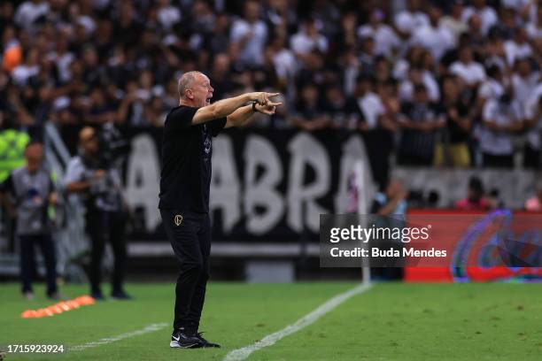 Mano Menezes coach of Corinthians gives the team instructions during the Copa Sudamericana 2023 semifinal second leg match between Fortaleza and...