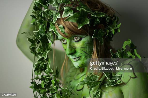 sing ivy. - body painting woman stock-fotos und bilder