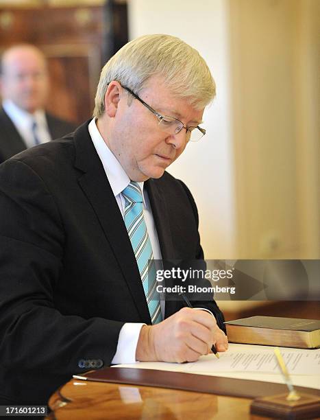 Kevin Rudd Signing Kevin Rudd Sworn In As Australian Prime Minister Photos and Premium ...