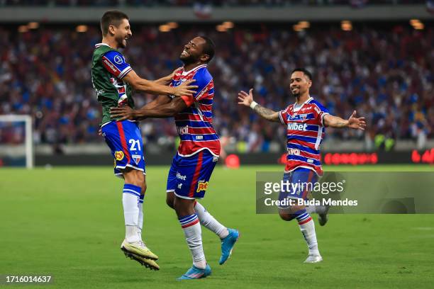 Tinga of Fortaleza celebrates with teammates after scoring the team's second goal during the Copa Sudamericana 2023 semifinal second leg match...