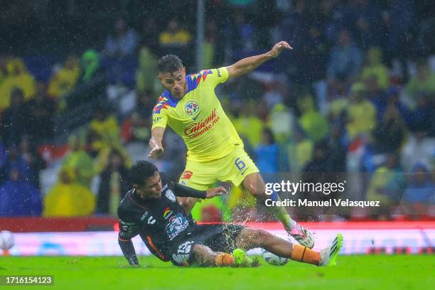 Elías Montiel of Pachuca battles for the ball against Jonathan Dos Santos of America during the 11th round match between America and Pachuca as part...