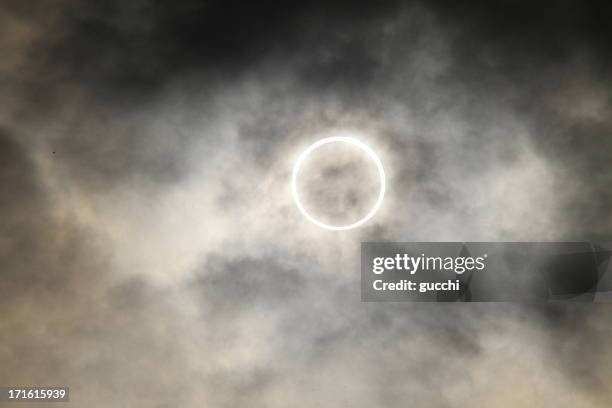 annular solar eclipse - ringförmige sonnenfinsternis stock-fotos und bilder