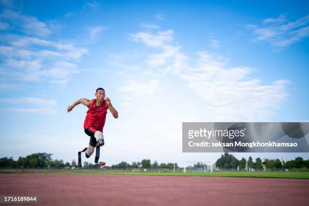 physically disabled athlete running with prosthetic legs - paralympics track stock pictures, royalty-free photos & images