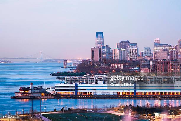 jersey city skyline and waterfront at dusk, new jersey, usa - jersey city stock-fotos und bilder